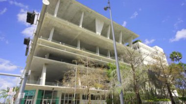 Miami Beach, FL, ABD - 28 Şubat 2024: Miami Beach manzaralı otopark Lincoln Road 4k HDR