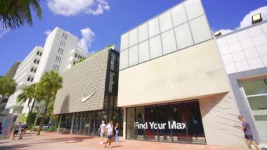 Miami Beach, FL, ABD - 28 Şubat 2024: HDR video: Nike Store Lincoln Road Miami Beach
