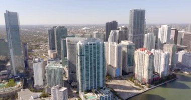 Miami Beach, FL, ABD - 28 Şubat 2024 Hava Aracı Video Panorama Tower Brickell Miami 2024