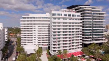 Miami Beach, FL, ABD - 28 Şubat 2024: Havadan çekilme Faena Hotel Miami Beach 2024 4k insansız hava aracı videosu