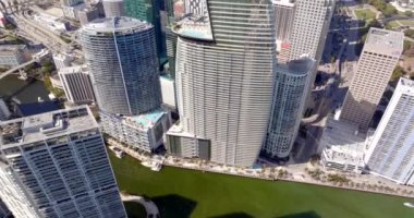 Miami Beach, FL, ABD - 28 Şubat 2024: Aston Martin Residences Downtown Miami 5k virajı gökdeleni gözler önüne serdi