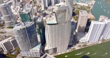 Miami Beach, FL, ABD - 28 Şubat 2024: Havacılık Video: Aston Martin Residences view of sky pool 5k