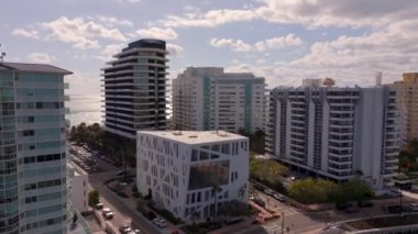 Miami Beach, FL, ABD - 28 Şubat 2024: Havacılık İHA video Faena Hotel ve Forum Binası Miami Sahili Atlantik Okyanusu 'nu ortaya çıkardı