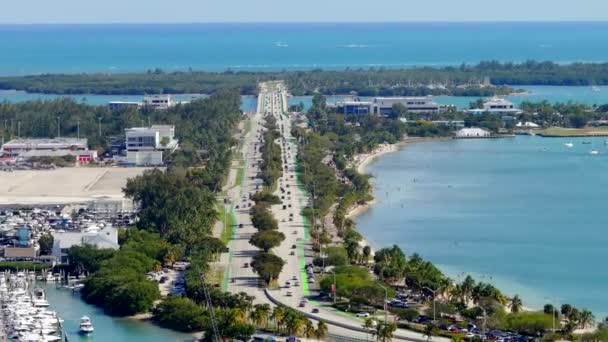 Luchtfoto Drone Video Miami Rickenbacker Causeway Naar Crandon Boulevard 2024 — Stockvideo