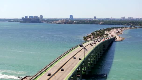 Aerial Parallax Stockfilm Miami Key Biscayne Bridge — Stockvideo