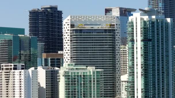Antenn Smal Zoom Brickell Miami Vägg Byggnader — Stockvideo