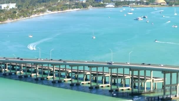 Luchtvaart Volgen Drone Video Auto Reizen Een Brug Causeway Miami — Stockvideo