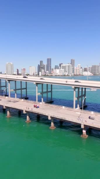 Вертикальный Беспилотник 2024 Rickenbacker Causeway Miami Brickell Bay — стоковое видео