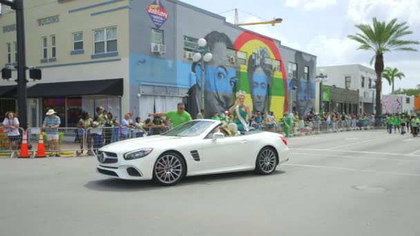 Hollywood Usa March 2024 Queen Patricks Day Parade Riding Mercedes — Stock Video