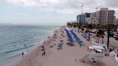 Fort Lauderdale, FL, ABD - 19 Mart 2024: Fort Lauderdale Beach Spring Break 2024 üzerinde uçan İHA videosu