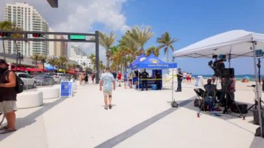 Fort Lauderdale, FL, ABD - 19 Mart 2024: Fort Lauderdale Florida 'daki güzel insanlar