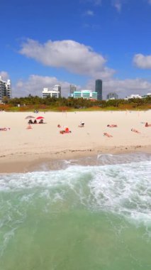 Miami Beach, FL, ABD - 15 Mart 2024: Ağır çekim insansız hava aracı videosu Miami Beach Okyanus dalgaları hava pov 'una çarpıyor