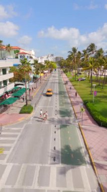 Miami Beach, FL, ABD - 15 Mart 2024 Miami Beach Ocean Drive dikey kısa video