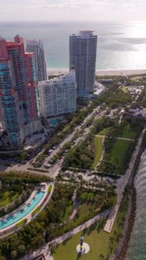 Yavaş çekim videosu South Pointe Park Miami Sahili dikey 4k