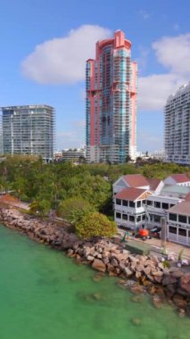 Miami Beach, FL, ABD - 15 Mart 2024 Smith ve Wollensky Miami Beach dikey hava klibi 2024