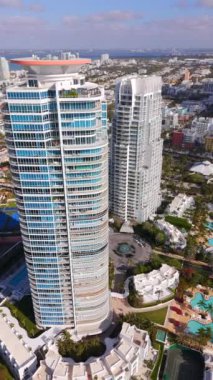 Miami Beach, FL, ABD - 15 Mart 2024: dikey hisse senedi görüntüleri Devamlılık Binası, Miami Beach Kuleleri, Florida