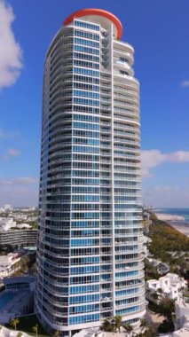 Miami Beach, FL, ABD - 15 Mart 2024: Miami Beach dikey hisse senedi videosu Continuum Tower