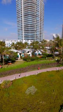 Miami Plajı, FL, ABD - 15 Mart 2024: yana yatır Süreklilik Kulesi Miami Sahili 4k dikey