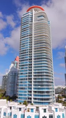 Miami Beach, FL, ABD - 15 Mart 2024: Continuum Tower Güney dikey ağır çekim video