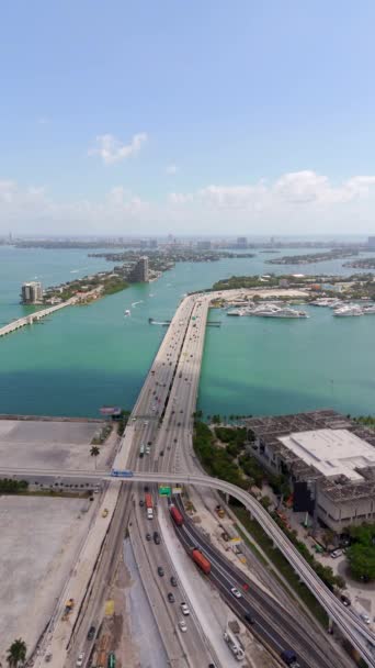 Dikey Hava Videosu Macarthur Geçidi Miami Den Plaja — Stok video