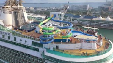 Miami, FL, ABD - 15 Mart 2024: Sea Port Miami Havaalanı 4k 60p video