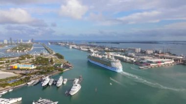 Miami, FL, ABD - 15 Mart 2024: Seyahat gemisi Miami 'den ayrılıyor