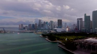 Miami, FL, ABD - 15 Mart 2024 Miami şehir merkezindeki hava manzarası 2024 limanından ayrılan yolcu gemisini gösteriyor.
