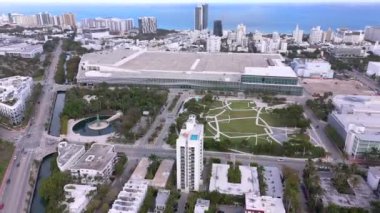 Miami Beach, FL, ABD - 15 Mart 2024: Miami Beach Kongre Merkezi Parkı ve Soykırım Anıtı 2024