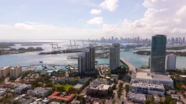 60p hava aracı Miami liman ve köprülerine yaklaşıyor.