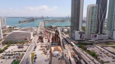 Weston, FL, ABD - 15 Mart 2024: İHA hisse senedi video görüntüsü Miami şehir merkezi liman manzarası
