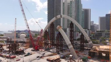 Miami, FL, ABD - 15 Mart 2024: Kemerlerde uçan insansız hava aracı Miami İmza Köprüsü yapımı 4k