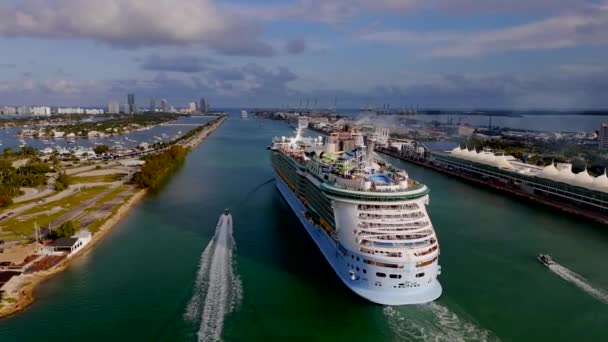 Miami Eua Março 2024 Vídeo Aéreo Navio Royal Caribbean Saindo — Vídeo de Stock