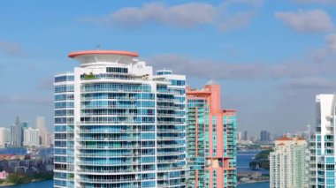 Miami Beach, FL, ABD - 15 Mart 2024: Continuum Miami Sahili en üst kattaki dairelere yakın çekim