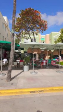 Miami Beach, FL, ABD - 15 Mart 2024: Ocean Drive 'da yemek yiyen turistler