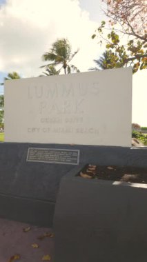 Dikey hisse senedi klibi Lummus Park Miami plajı tabelası.