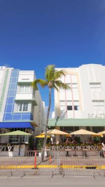 Miami Beach, FL, ABD - 15 Mart 2024: South Beach Ocean Drive 4k dikey stok video