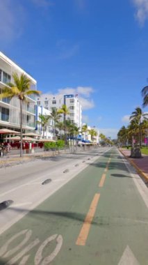 Miami Beach, FL, ABD - 15 Mart 2024 Ocean Drive dikey video üzerinde sabah bisikleti