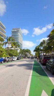 Miami Beach, FL, ABD - 15 Mart 2024 Miami Beach bisiklet yolları