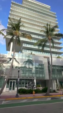 Miami Beach, FL, ABD - 15 Mart 2024: Dikey video: Miami Beach Condominium Sitesi 4k