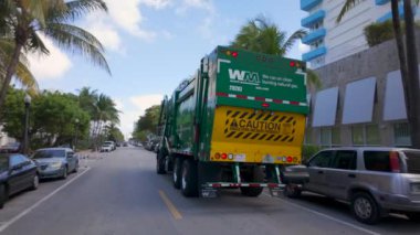 Miami Plajı 'ndaki Mack çöp kamyonu.
