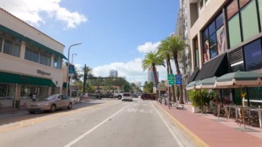 Miami Beach, FL, ABD - 15 Mart 2024: Miami Sahili 5. Cadde Collins Bulvarı 'na yaklaşıyor