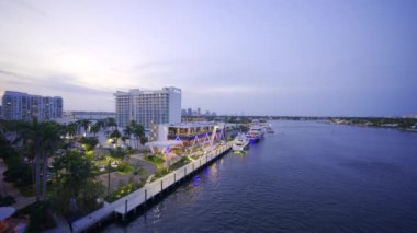 Fort Lauderdale, FL, ABD - 19 Mart 2024: Hilton Fort Lauderdale Marina 4k HDR 2024 hisse senedi görüntüleri
