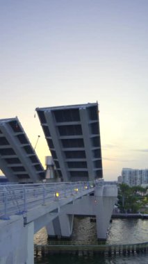 4k HDR dikey vidyosundan inen asma köprü. Fort Lauderdale Florida 17. Sokak geçidi.