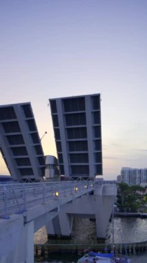 Fort Lauderdale 17. cadde geçidine giden dikey HDR video asma köprüsü.