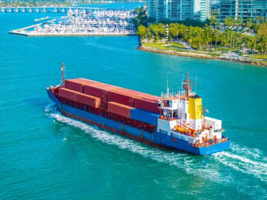 Antiller 'in kargo gemisi Miami Limanı' na giriyor.