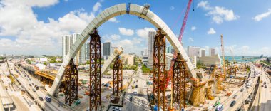 Miami, FL, ABD - 15 Mart 2024: Havacılık Miami İmza Köprüsü şantiyesi