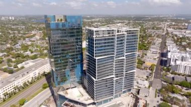 West Palm Beach, FL, ABD - 24 Mart 2024: Hava yörüngesi Bir Batı Palm karışık kullanım 4k 2024