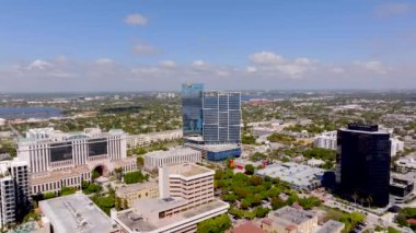 West Palm Beach, FL, ABD - 24 Mart 2024: Air Drone hisse senedi görüntüleri One West Palm Modern Gelişim 2024