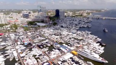 West Palm Beach, FL, ABD - 24 Mart 2024: Havacılık kurulum çekimi Palm Beach International Boat Show 2024
