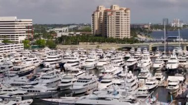 West Palm Beach, FL, ABD - 24 Mart 2024: Havacılık kuruluşu 2024 Palm Beach Florida Uluslararası Boat Show 4k